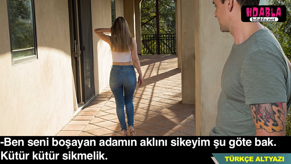 Kredi talebi için bankacıya başvuruda bulunuyor.