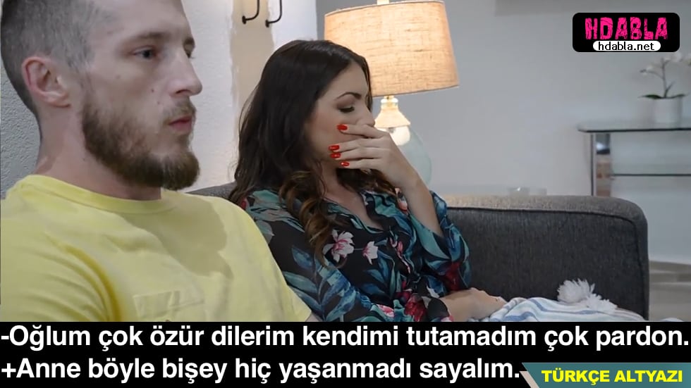 Pembe file çoraplarıyla süslenmiş olan sarışın kadın