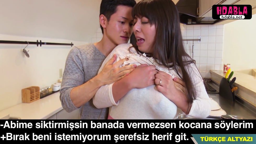 Üvey abimden nefret ettiğim düşüncesiyle mücadele ediyorum.