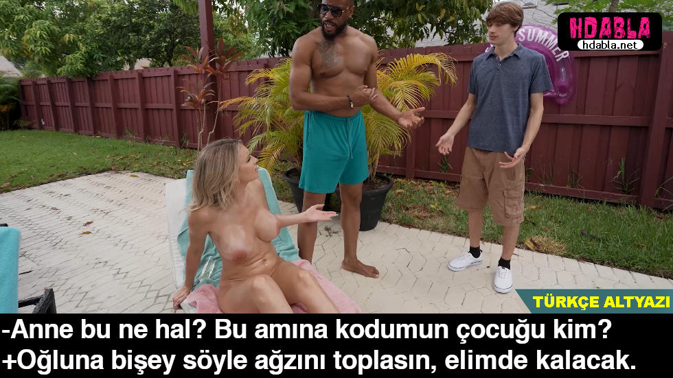 Japon stiliyle birleşen trend olan külotlu çorap giyen kişi