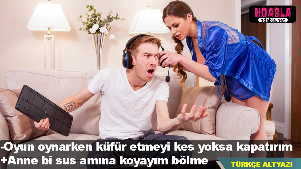 Annem, babam tarafından kendisine hediye edilen tangayı bana gösterdi.