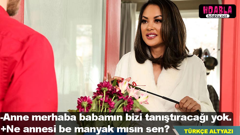 Anne olgunluğuyla tecrübeli bir şekilde, oğluna cinsel ilişki hakkında bilgiler vermektedir.