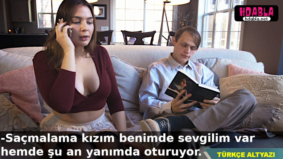 Büyüleyici ve deneyimli bir polis, yasalara riayet etmeyenlere ceza kesiyor.