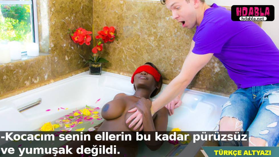 Nikki Brooks, oğluyla birlikte kutlama yapıyor ve birlikte eğleniyor.