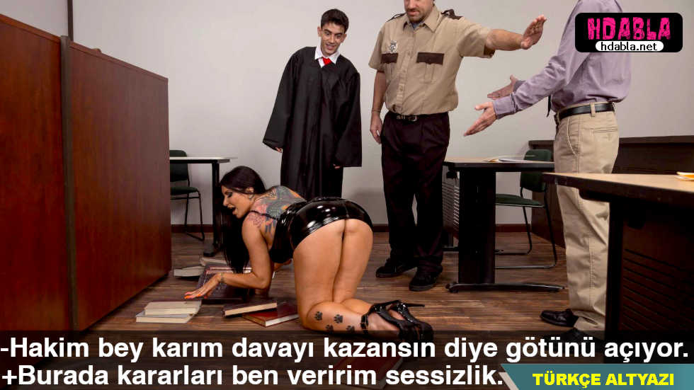 Dört öğrenci öğretmenleriyle zoraki eylemlerde bulunuyor.
