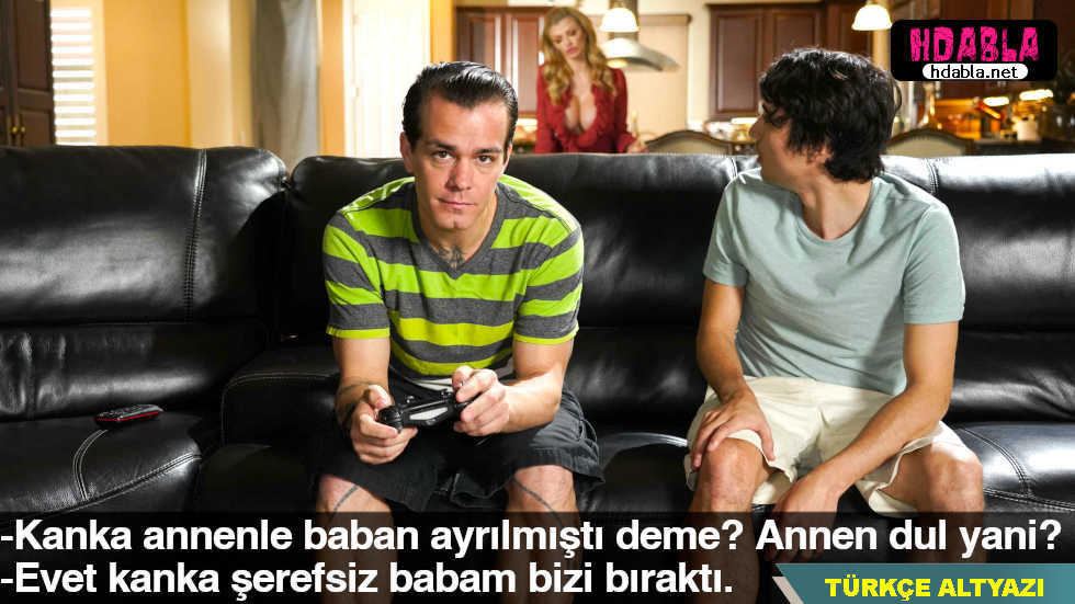 Cesur bir lise öğrencisi, öğretmenini etkilemeye çalışıyor.