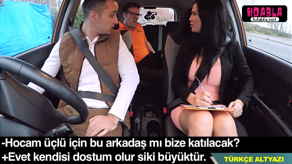 Jordi, Arkadaşının Annelerini Şiddet İçermeyen bir şekilde Yardım Ediyor