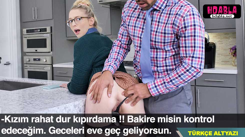 Ödevine yardım etmek için işbirliği yapan lise öğrencileri
