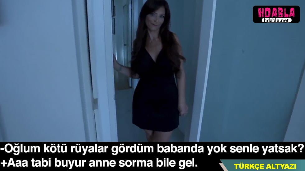 Yağmurdan Korunmaya Çalışan Genç Kız