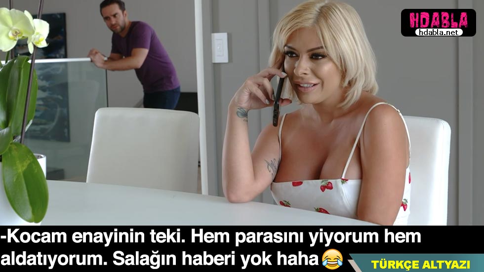 Bir taksici, yolculuğunda olan bir öğrenci kızla flört ediyor