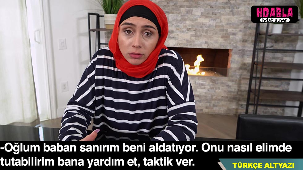 Çekingen bir şekilde türbanlı bir kadına masaj yapıyorum.