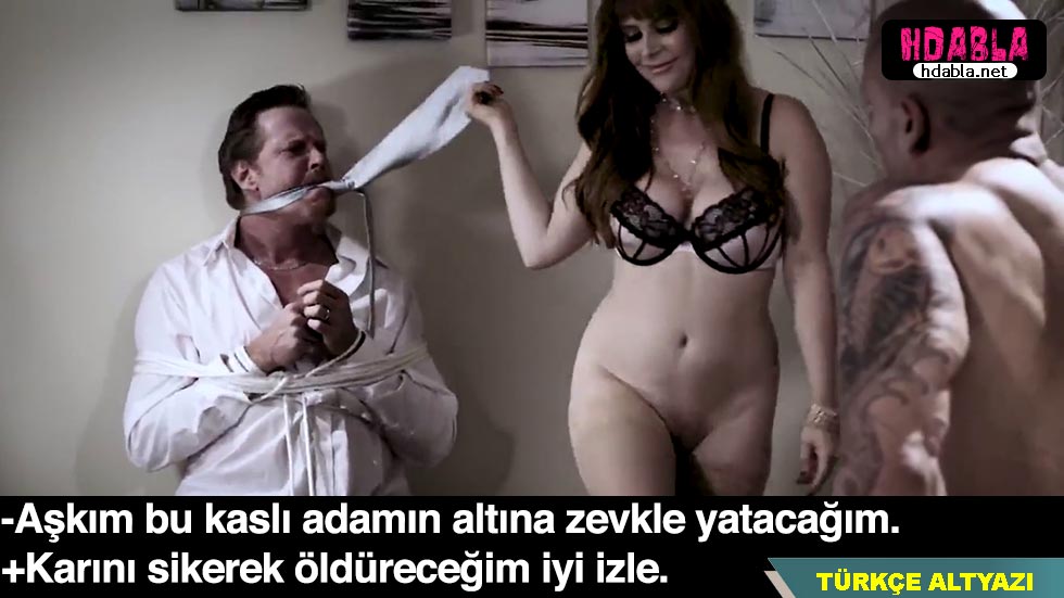 Olgun bir emlakçı, müşterisine hizmet sunuyor.