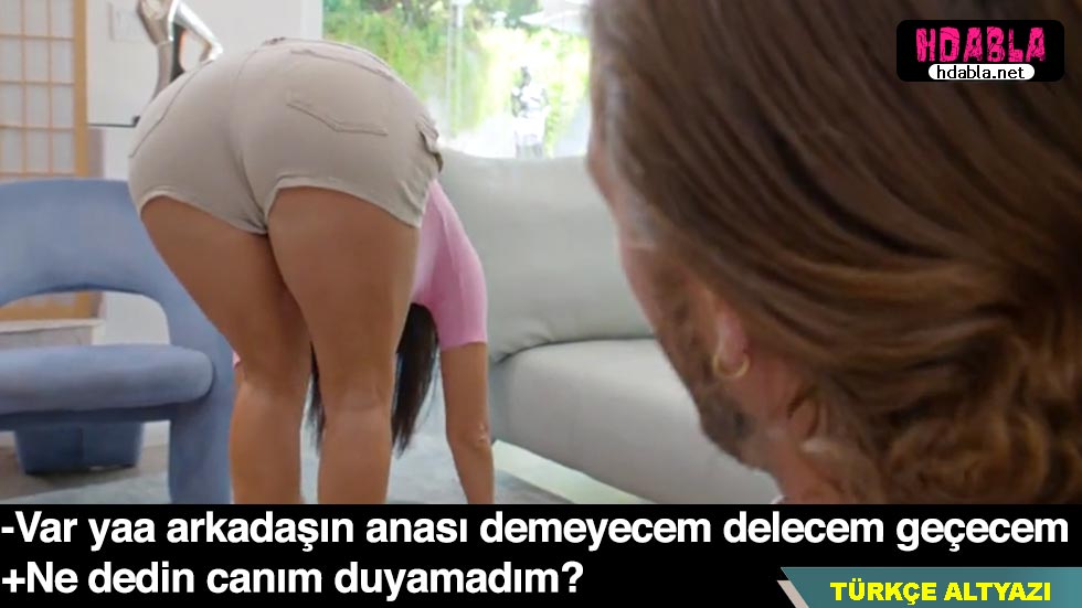 Annem, arkadaşımla neşeli bir şekilde rekabet etmek için şakalaşarak boyumuzu ölçtü.