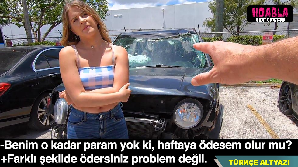 Kız kardeşim ve arkadaşı hostes rolüne bürünüyor.